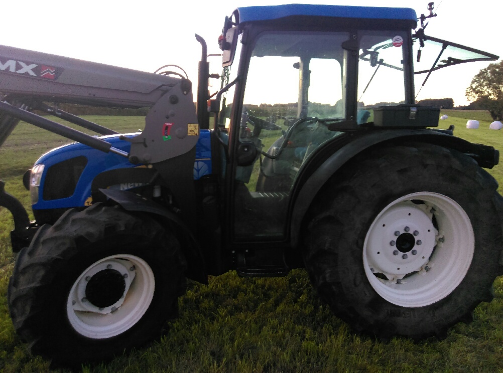 Traktor NEW HOLLAND T4040 z ładowaczem