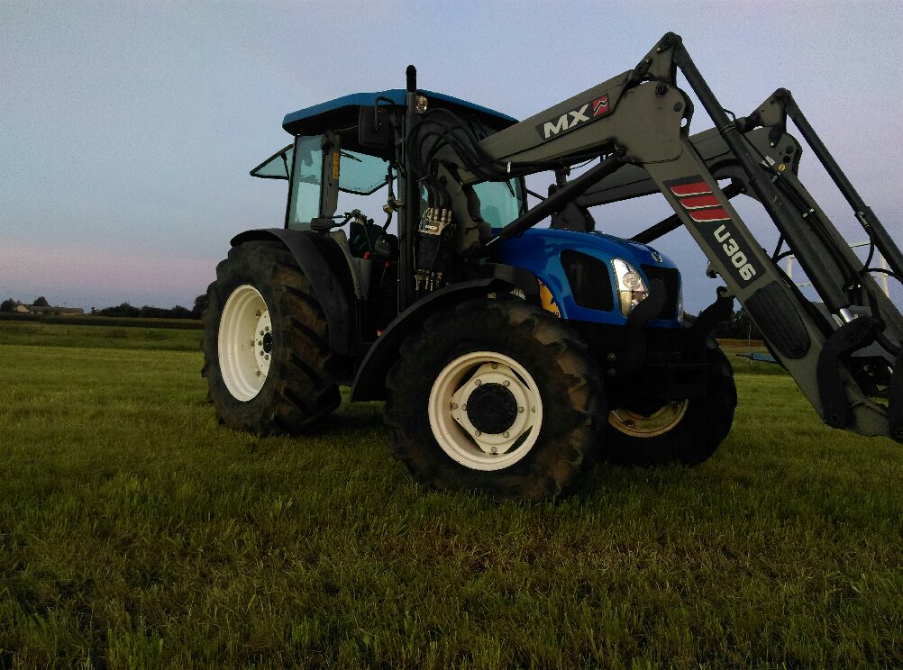 Traktor NEW HOLLAND T4040 z ładowaczem