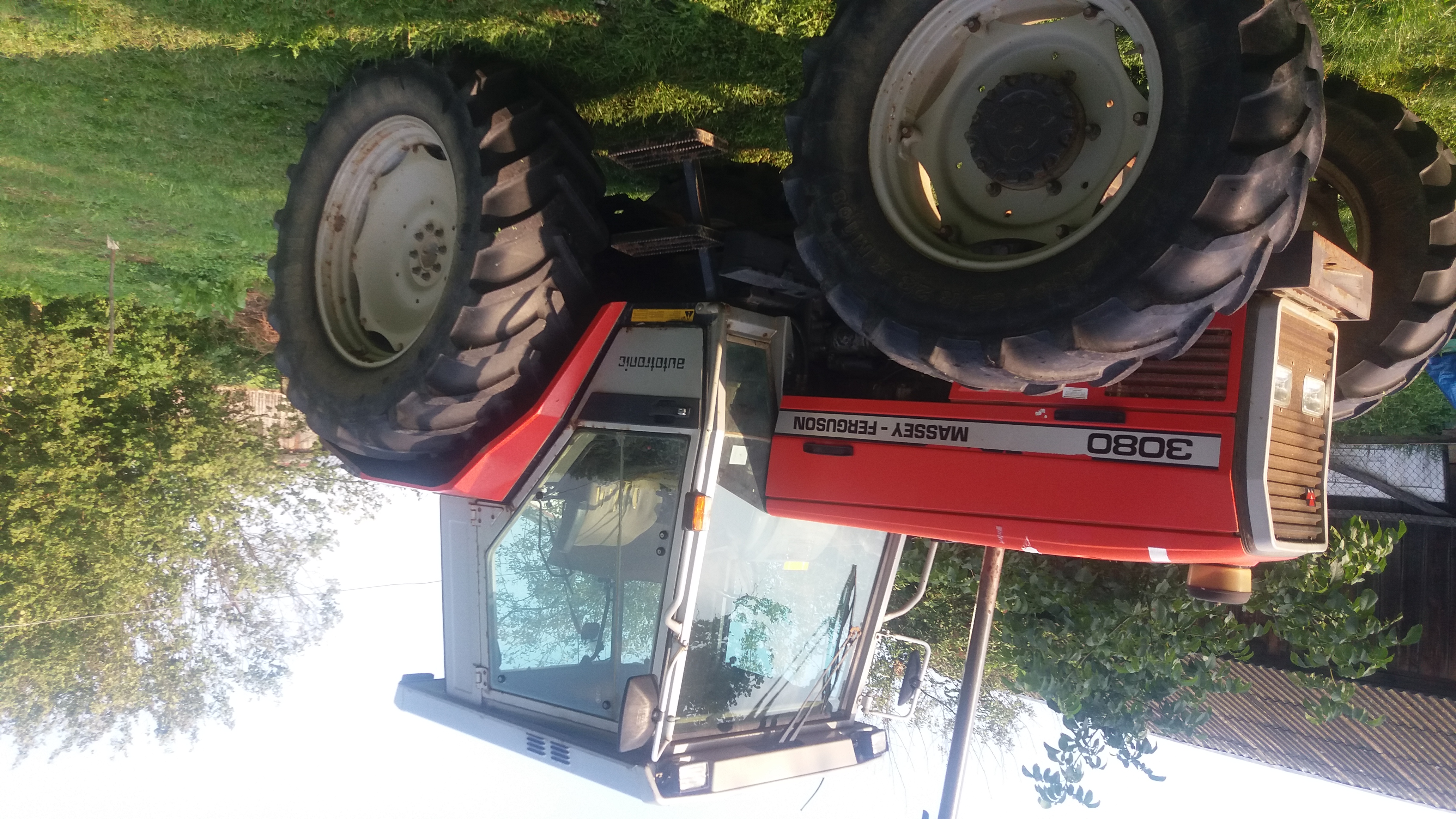 Massey Ferguson 3080 z przednim napedem sprowadzony