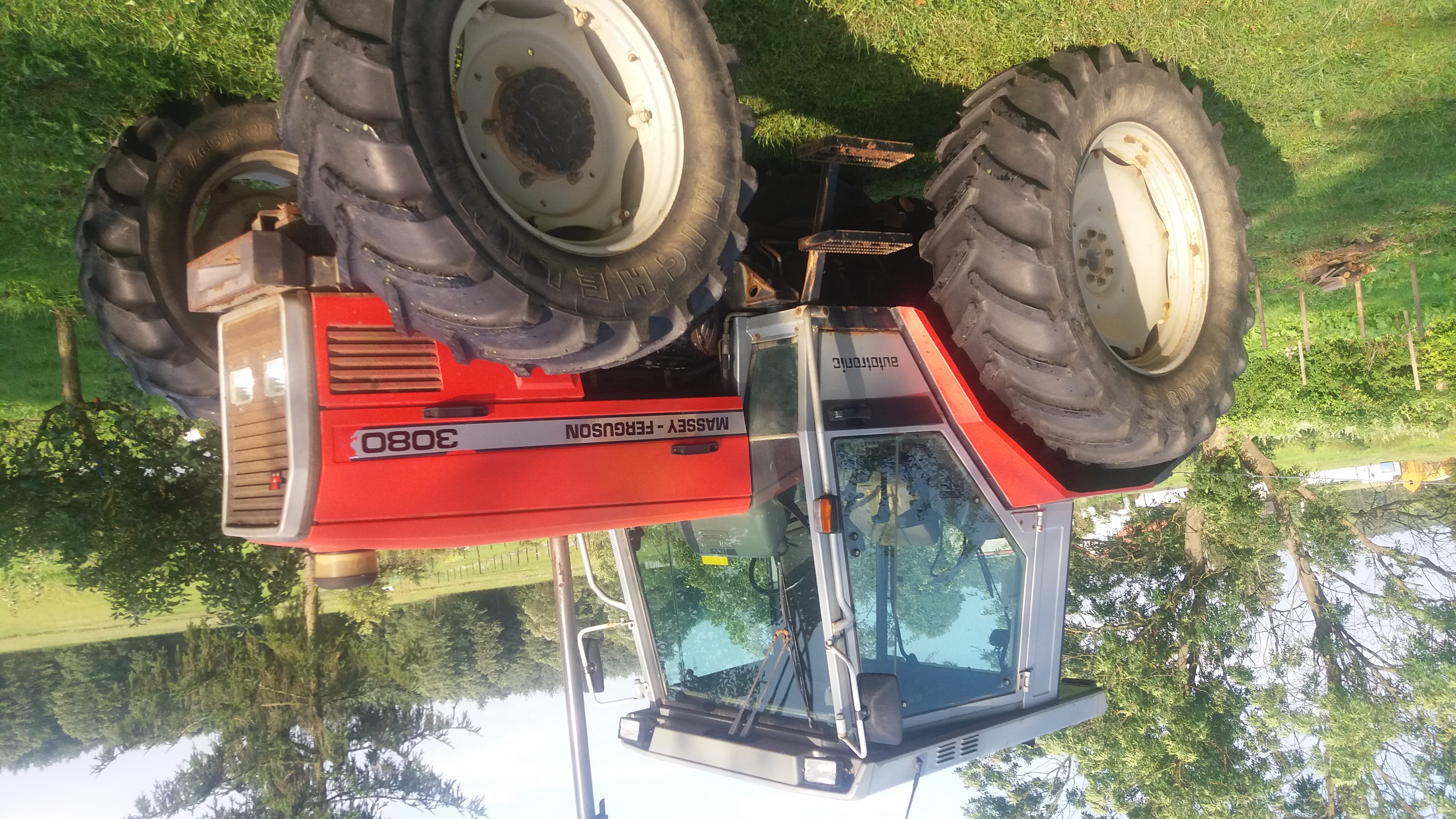 Massey Ferguson 3080 z przednim napedem sprowadzony