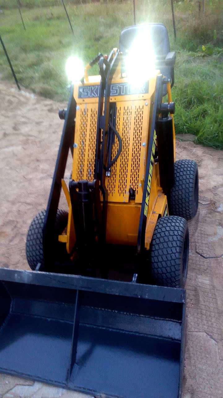 super mała, wielofunkcyjna, super zwrotna mini ładowarka  Skidster /Sherpa