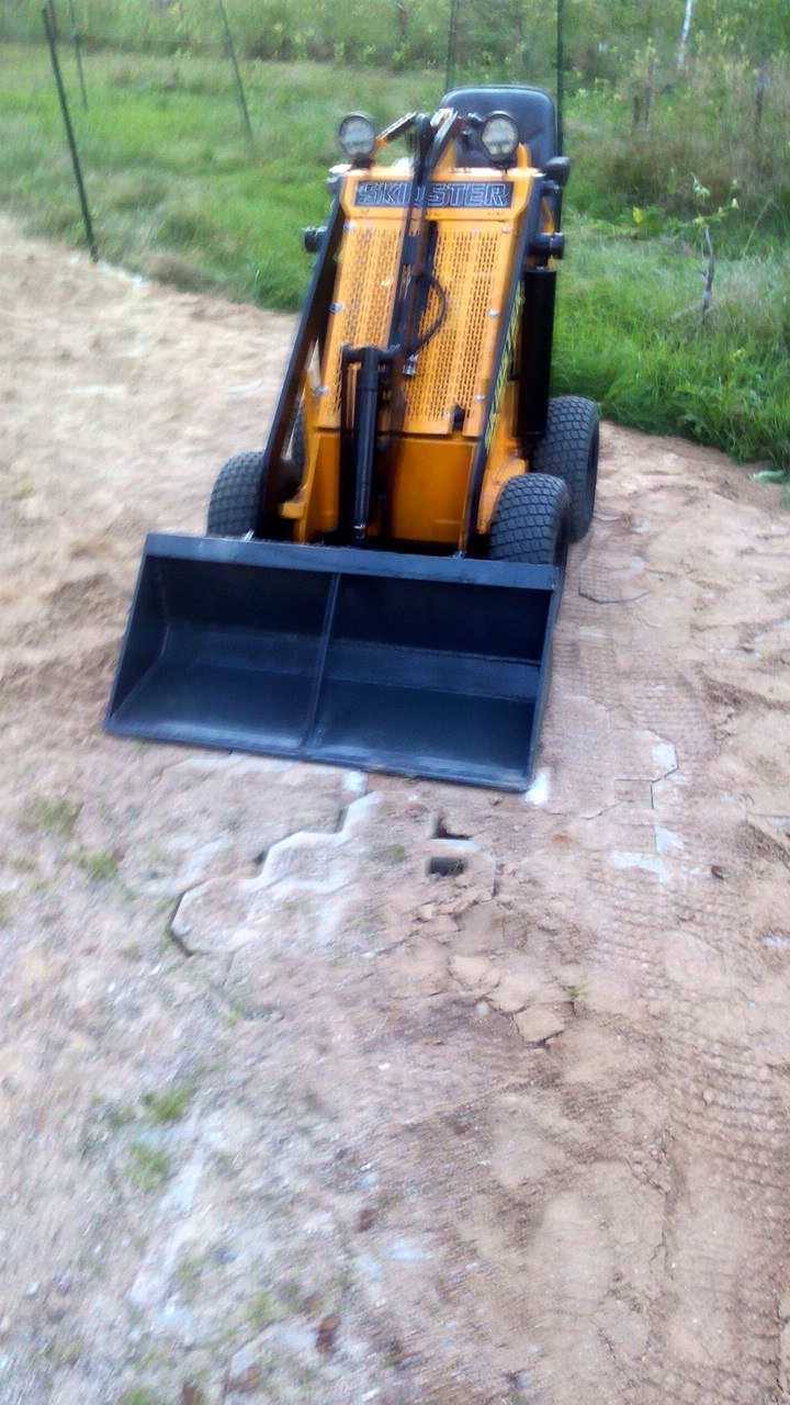 super mała, wielofunkcyjna, super zwrotna mini ładowarka  Skidster /Sherpa
