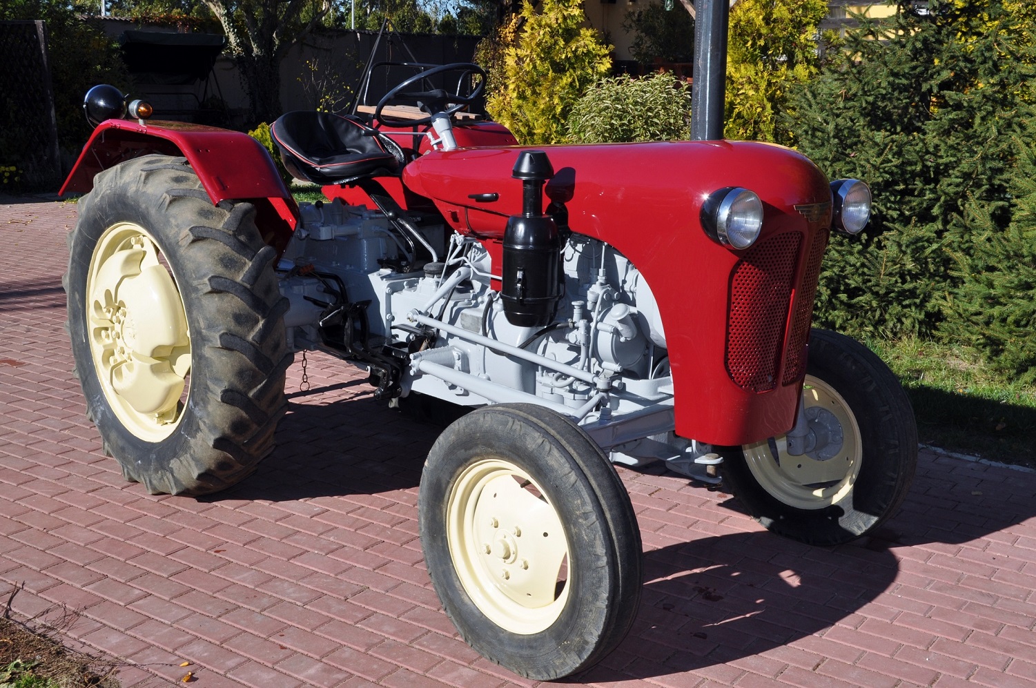 Ursus C 325 zabytek , przyczepka gratis 