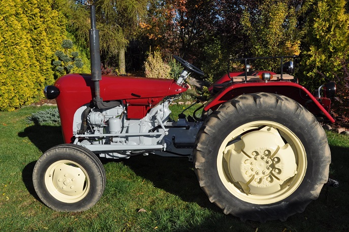 Ursus C 325 zabytek , przyczepka gratis 